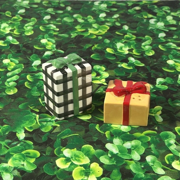 Hallmark Christmas Presents Salt & Pepper Shackers NEW - Picture 6 of 12